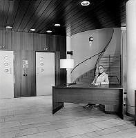 Entrén till Drottninggatan 29, Sparbankernas hus, med vaktmästaren vid bordet.