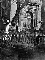 Maria kyrkas västra port och inhägnade gravar på kyrkogården.