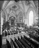 Interiör från Klara Kyrka utsmyckad med palmer.