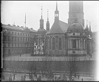 Gustavianska gravkoret på Riddarholmskyrkan dekorerat med girlanger och sköldar med anledning av Gustav II Adolfs jubileum.