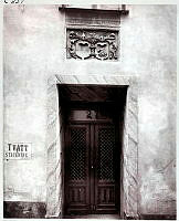 Port till Baggensgatan 27 med stenornament ovan.