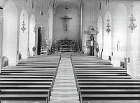 Interiörbild mot koret och altaret i Högalidskyrkan.