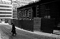 Norra Smedjegatan 34 under rivning. I fonden Hamngatan och kvarteret Hästskon.