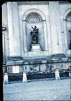 Slottsbacken. Slottet. Parti av södra fasadens mittparti. Skulpturen 