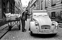 Norra Smedjegatan. En blomsterförsäljare säljer blommor till en person i en bil.