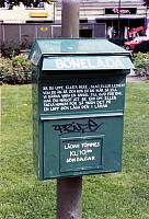 Bönelåda i form av en brevlåda uppsatt på en stolpe på Mariatorget.