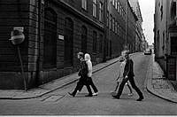 Jakobsgatan mot Norra Smedjegatan. Fyra ungdomar går över gatan.