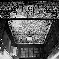 Målat glastak i yttre entré på Drottninggatan 57.