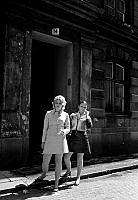 Två unga kvinnor utanför porten till Norra Smedjegatan 14.