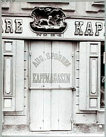 Port till Västerlånggata 24 med stenornament ovan