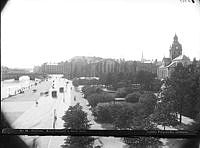 Vy över Strömgatan, Karl XII:s torg och Jakobs kyrka. I bakgrunden Norrbro och Gustav Adolfs torg.