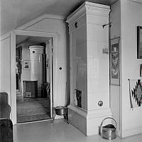 Rum i fil med två kakelugnar och en kamin, Hovslagargatan 4, 2 tr.