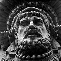 Skulptur under burspråk i hörnet av Linnégatan 5 och Brahegatan 13.