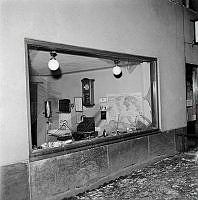 Bomber över Stockholm. Ryska flygbomer har sprängt ett butksfönster.