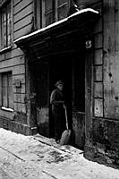 Norra Smedjegatan 5. Portvakt Erik Barkerud skottar snö.