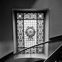 Målat trapphusfönster på Blasieholmsgatan 4 B.