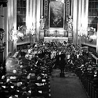 Ungdomskör och stråkensemble i Maria kyrka.