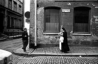 Hörnet Norra Smedjegatan - Herkulesgatan. Karl Gunnar Larsson hälsar på syster Hildegund. I bakgrunden syns Herkulesgatan 5.