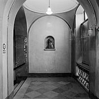 Trapphus med väggrelief i Musikaliska Akademien, Stallgatan 9.