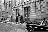 Norra Smedjegatan. Fyra män står utanför Sankta Eugeniakyrkan.