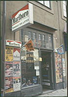 Norrbackagatan 48. Tant Agdas tobaksaffär. Entré med skyltfönster och löpsedlar.