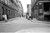 Norra Smedjegatan mot Hamngatan. Fastigheterna står tomma inför rivning.