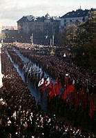 Folke Bernadottes begravning. Folkmassor utmed begravningstågets väg längs Karlbergsvägen vid Odenplan. I fonden kvarteren Stjärnan och Adlern Mindre.