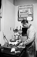 Norra Smedjegatan. Pianoreparationsverkstans köksdel. Pianopolerare Knut Wahlström förbereder en måltid.