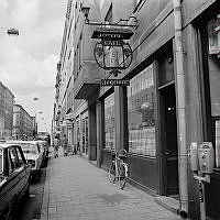 Gatuvy norrut från Roslagsgatan 38. Café Ingemar närmast till höger.