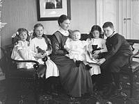 Familjen von Sydow. Mor och barn.