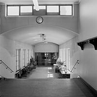 Korridor 2 tr upp till Stora hörsalen i Borgarskolan, Kungstensgatan 4.