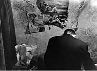 Norra Smedjegatan 5. Blomsterförsäljarnas lokal i källaren.Tidningsutklipp med lättklädda kvinnor på väggen.