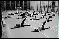 SAGA-gymnastik för damer i Forsgrenska medborgarhuset under jubileumsåret 1981. Här gymnastikavdelningen litt. K för damer. Instruktör är Lisa Borg.