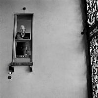 Vaktmästarluckan i entrén till Tändstickspalatset på Västra Trädgårdsgatan 15.