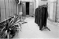 Norra Smedjegatan 24. Liturgiska kläder hänger på Sankta Eugenia kyrkans gård.