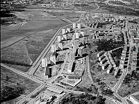 Flygbild mot väster över Årstafältet, punkthusen vid Valla Torg och bostadshusen i Årsta. I fonden skymtar från vänster Västberga, Midsommarkransen och Nybohov.