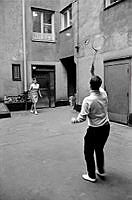 Norra Smedjegatan. Troligen Norra Smedjegatan 20 eller 22. Badmintonspel på bakgård.